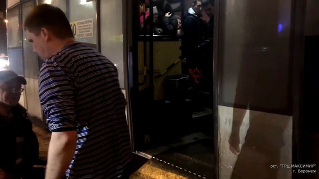 Водитель автобуса 90 маршрута помогает человеку с ограниченными возможностями в Воронеже смотреть онлайн
