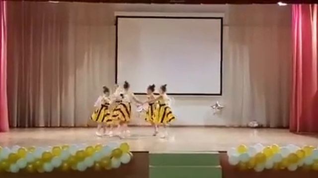 Видеоролик «Хореографический коллектив «PROдвижение». Танец «Веселая оса» смотреть онлайн