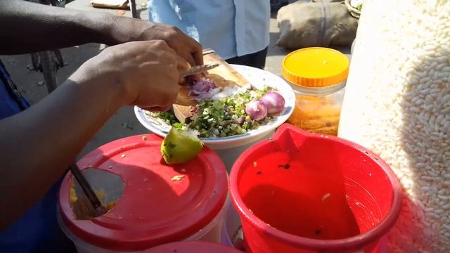 Indian Street Food -Yummy masala muri & Chanachur recipe - Masala Muri ( Jhal Muri ) Chana Chaat смотреть онлайн
