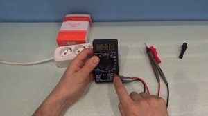 Как пользоваться мультиметром   измеряем напряжение в розетке тестором DT838 в быту 220 вольт
