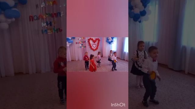 Посмотрите, мамочки, вот как мы умеем. Поздравление от средней группы. смотреть онлайн