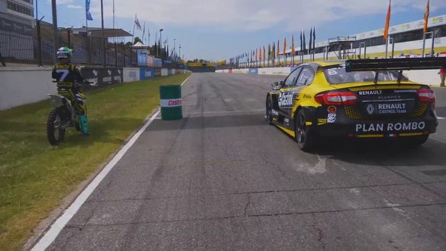 El Renault Castrol Team y el Suzuki Castrol Radikal Team se enfrentan a un desafío único смотреть онлайн