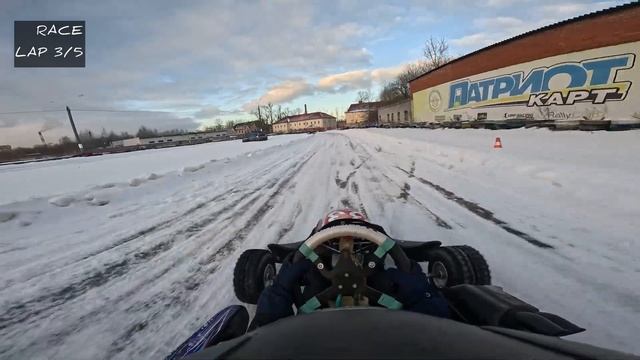 8 лет. Ротакс Макс Микро обошел Мини на круг. Картинг. 5 кругов по скользкой трассе. Rotax Max Micr смотреть онлайн