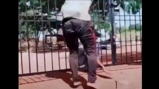 Два умника пытаются достать телефон упавший за ворота с помощью палки (юмор, прикол) смотреть онлайн