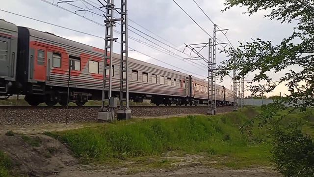 ЭП1-343 с поездом 346С Адлер-Нижневартовск прибывает на станцию Тихорецкая. смотреть онлайн