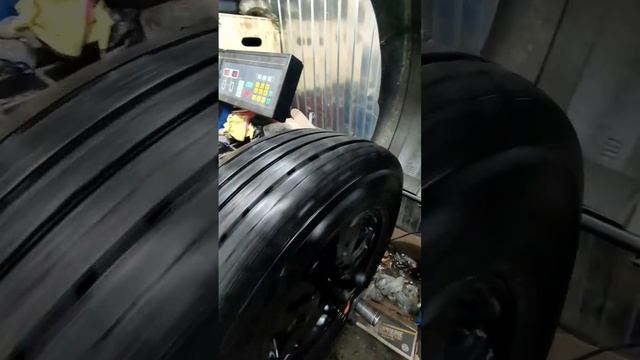 Ford Explorer владелец жаловался на вибрацию в задней части авто. не удивительно с такой резиной... смотреть онлайн