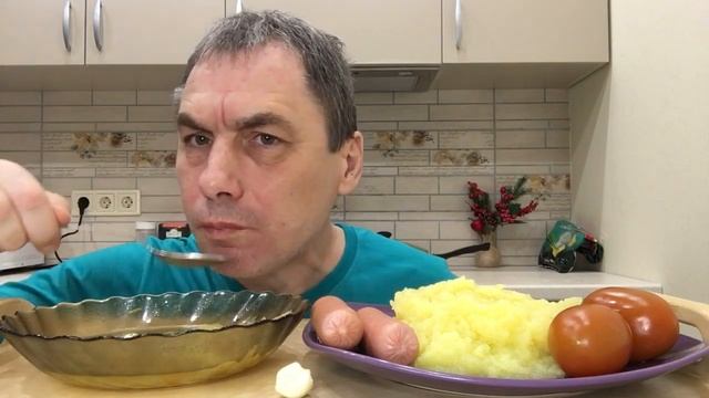 МУКБАНГ/ ОБЕД / ЩИ,СОСИСКИ С ПЮРЕ ,КОМПОТ / ПОМИДОРЫ УКРАЛИ У МЕНЯ ДЕТСТВО смотреть онлайн