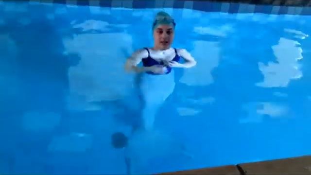 Школа Русалок. Днепр. Мила репетирует свой первый сольный номер! Хвост Русалки. смотреть онлайн