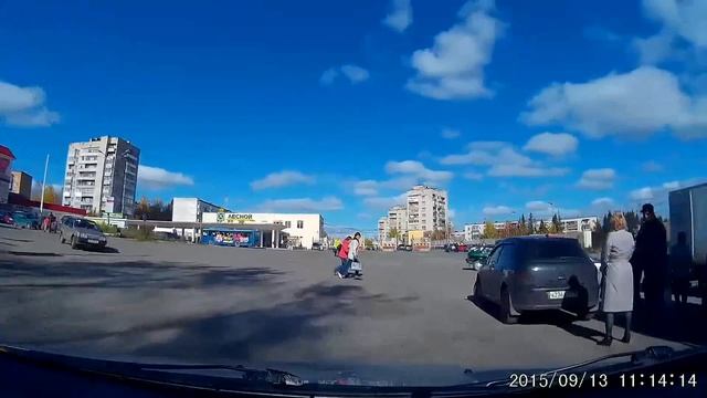 город Нижняя Тура. Пешеходы бросаются под колёса вблизи пешеходного перехода смотреть онлайн