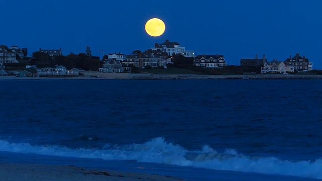 Moonrise Over Watch Hill смотреть онлайн