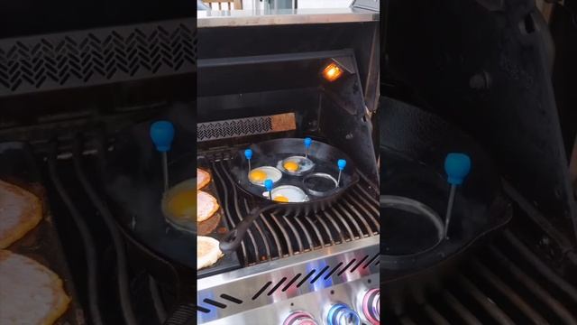 Яйца Бенедикт с Голландским соусом на гриле Napoleon? @napoleongrillsau #завтрак #рецепты #готовим смотреть онлайн