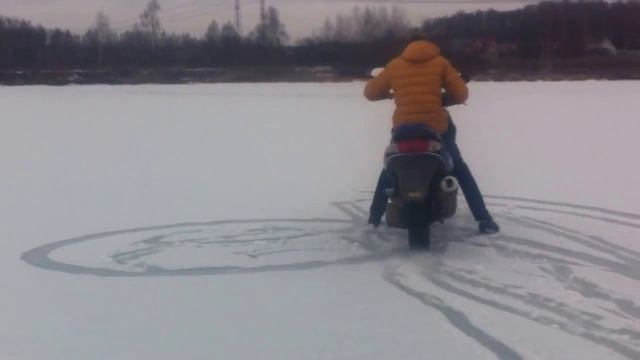 на скутере по льду