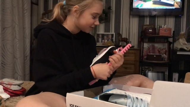 Дочка распаковывает подарок на Новый год ? ? смотреть онлайн