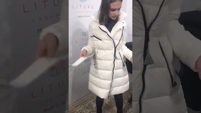 Пальто-пуховик MONCLER белый смотреть онлайн