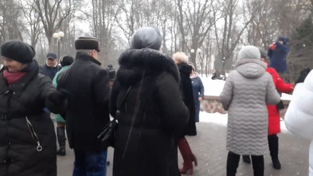 Холодно, холодно. Пьер Нарцисс+Елена Кукарская.В Гомельском парке. 11.02.2023. смотреть онлайн