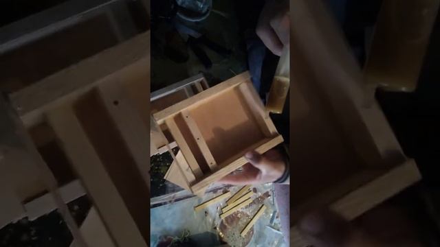 Кормушка для пчел.Обработка воском.Финальная стадия смотреть онлайн