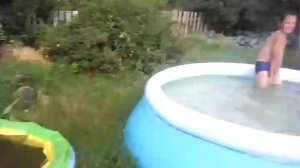 Как два мальчика купаются