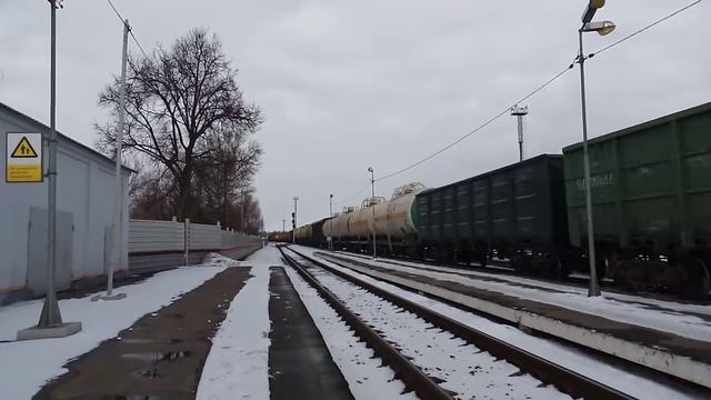 3тэ10м с грузовым проезжает мимо станции Тула Вяземская. смотреть онлайн