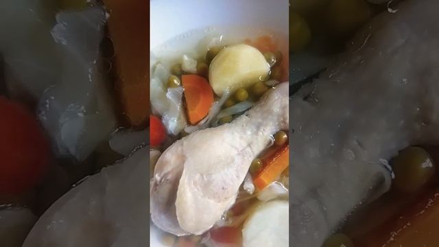 #shоrts #суп Куриный суп с зелёным горошком и овощами.