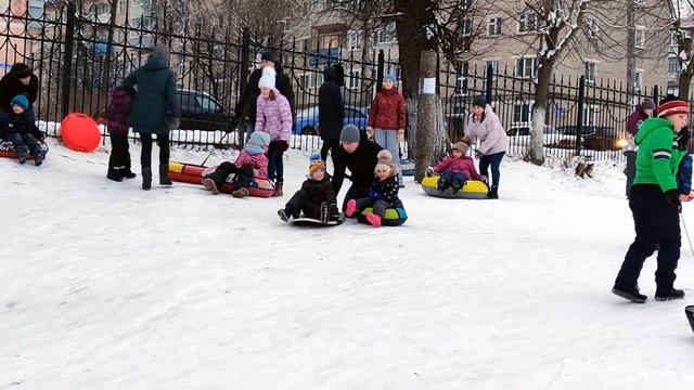 Святик и Даша Катание на горке в Павловском Посаде смотреть онлайн