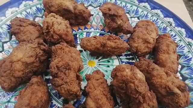 Крылья в кляре в казане