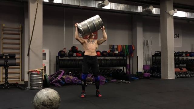 Виктор Блуд - Приседания С Бочкой Оверхед смотреть онлайн