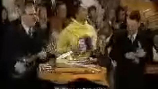 La Camilla plays Yellow Submarine on a toy-accordion смотреть онлайн