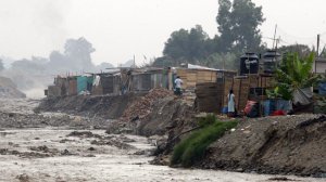 Смертоносный циклон «Яку» разносил дома в щепки. Оползни сметали целые районы