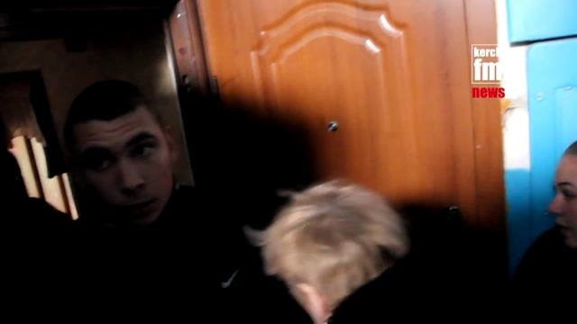 Керчанка демонтирует двери с квартирантами смотреть онлайн