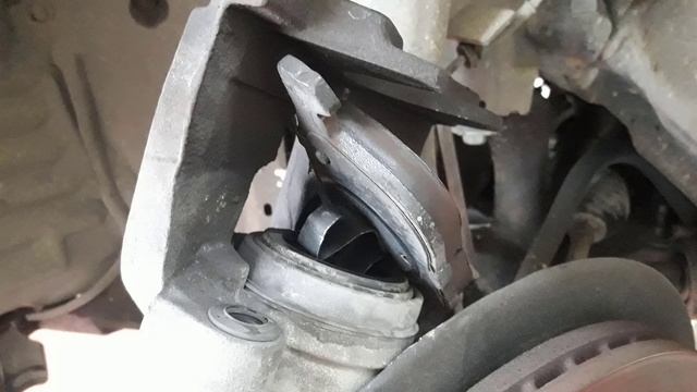 Замена передних тормозов Mazda 5 смотреть онлайн