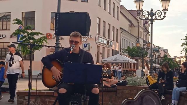 05.06.2021 Брест Беларусь. Круто поет. Прогулки с Викторией. На Советской вечером.... смотреть онлайн