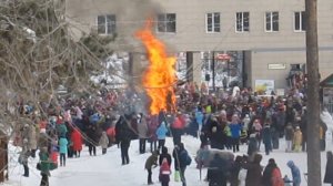 Костер на Масленицу, в Новосибирске сожгли чучело зимы!