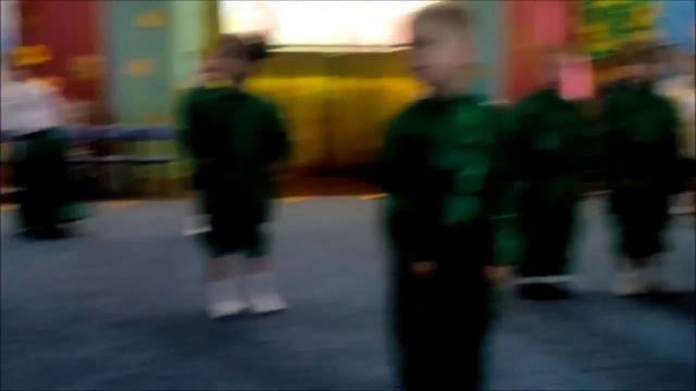 ДЕТСКИЙ УТРЕННИК В САДИКЕ. ДЕТИ ТАНЦУЮТ И ПОЮТ. смотреть онлайн