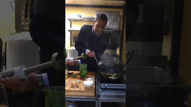 Carlo Olivari cucina Paccheri, Broccolo Aprilatico di Paternopoli in purezza e Bottarga di Muggine смотреть онлайн