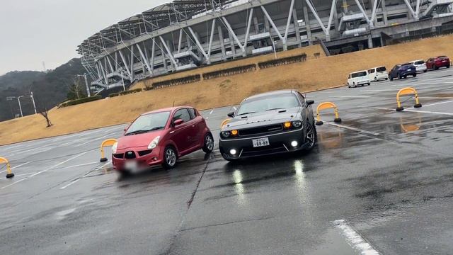 Dodge challenger and Subaru r1…at the parking of the stadium смотреть онлайн
