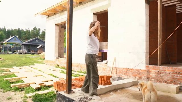 НА ШАГ БЛИЖЕ К ДОМУ МЕЧТЫ | Строительство сложной крыши дома смотреть онлайн