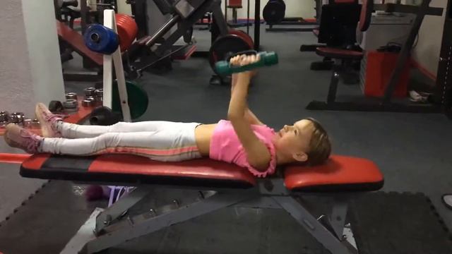 Жим лёжа в спортзале смотреть онлайн