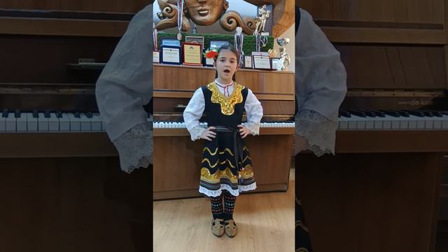 Емма Захариева Кирилова, солистка на ДЮФА "Граовче" - Замъчи се Божа майка смотреть онлайн
