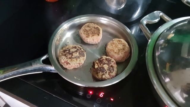 Жарим котлеты без капли масла, в панировке и без не Zepter посуде. смотреть онлайн