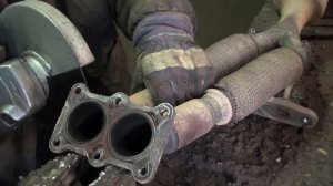 Замена гофр на автомобиле Skoda Octavia.mp4