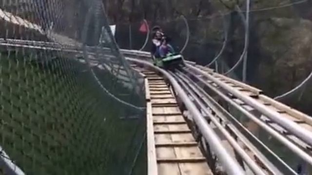 Детская бобслейная трасса Sunnyland в Сараево на горе Trebevic смотреть онлайн