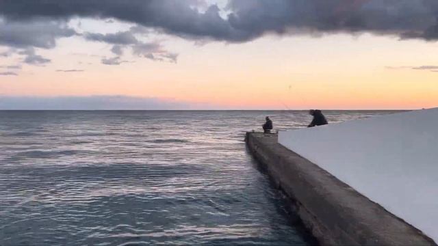 РЫБАЛКА с пирса на Чёрном Море/Ялта/Крым смотреть онлайн