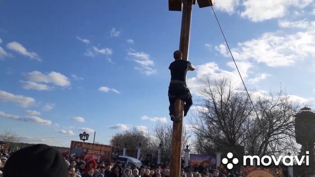 МАСЛЕНИЦА.ПАРНИ ЛЕЗУТ НА СТОЛБ ЗА ПОДАРКАМИ.Г.ВЫКСА. смотреть онлайн