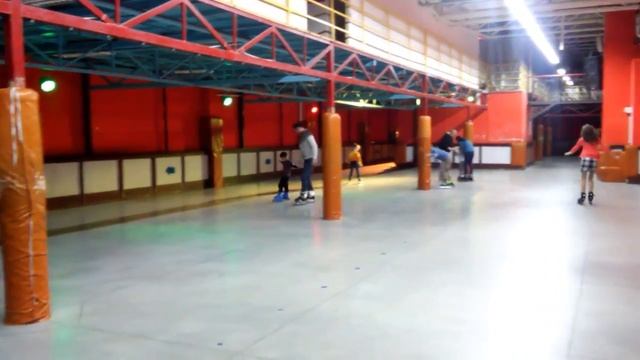 Первый раз на роликах.Влог.Роллердром.First Time On Rollers.Vlog. Rollerdrome.