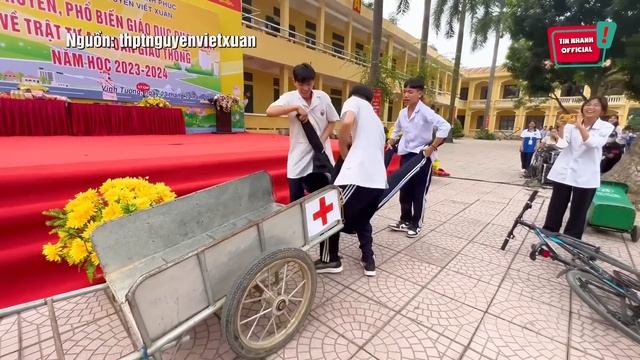 Diễn tập về tình huống AN TOÀN GIAO THÔNG, nam sinh gặp ngay kiếp nạn U CẢ ĐẦU | Tin Nhanh Official смотреть онлайн