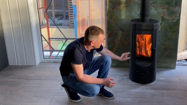 Печь Plamen Tara в загородном доме. Приток воздуха с улицы и дымоход в стену по фасаду. смотреть онлайн