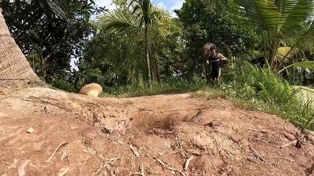 A young man was attacked by a giant python while using a chicken as a big fishing bait. смотреть онлайн