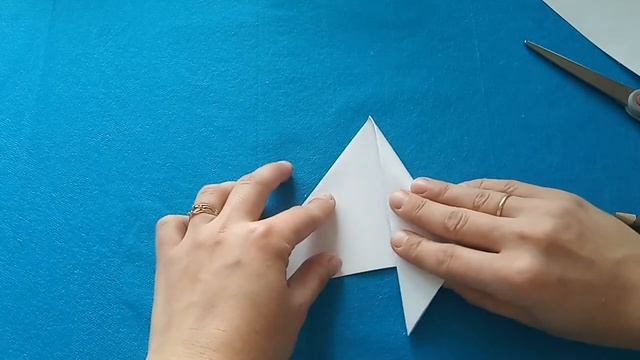 Как сложить бумагу для снежинки. Два способа как сделать снежинку. Новогодние поделки смотреть онлайн