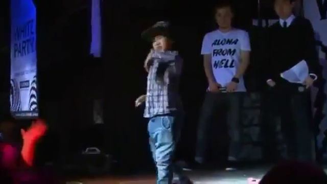 Маленькая казашка показывает супер класс по танцам смотреть онлайн