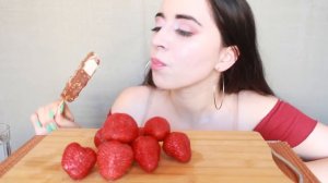 ПРОБЛЕМЫ БРАТА В ШКОЛЕ / МОРОЖЕНОЕ И КЛУБНИКА / MUKBANG asmr Ayka Emilly
